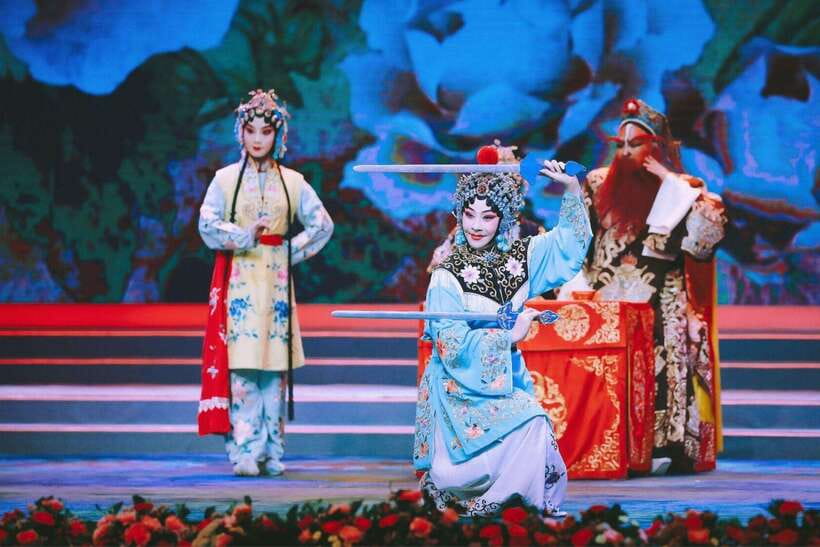 Beijing: Traditional Cultural Show Peking Opera Tickets - The 7:30 PM show: English support and how to follow the story