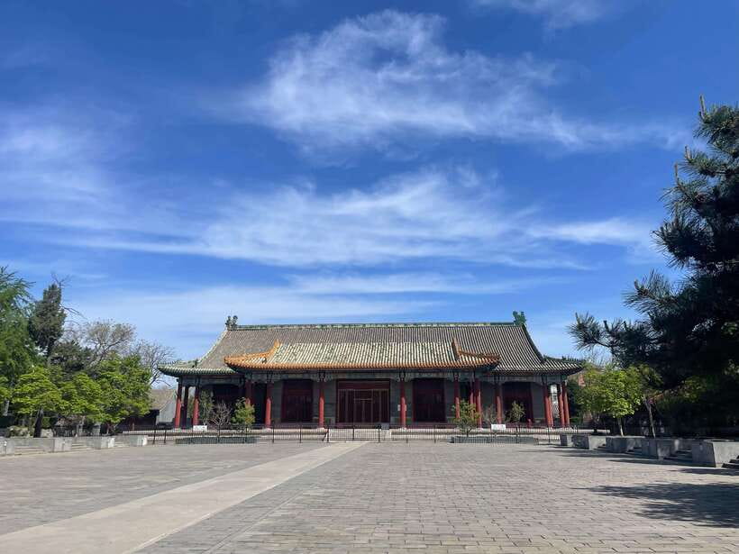 Chinese Kungfu class in old temple beside Forbidden Ci - Your Teacher Matters: Patient Corrections and Multiple Style Knowledge