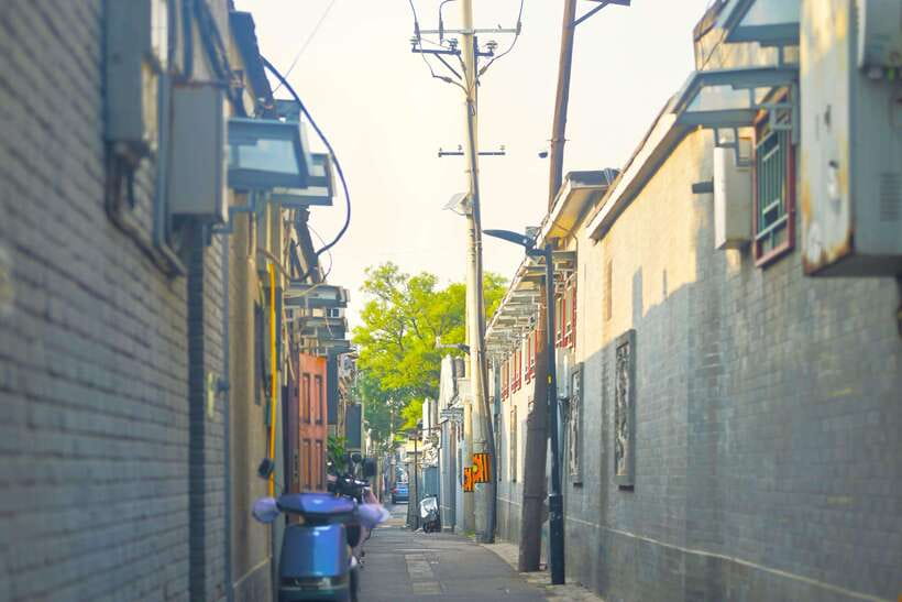 Hutong Walking Tour: Discover Real Beijing without Crowds - Emperors Temple of Past Dynasties: Photo Stops and Temple Calm
